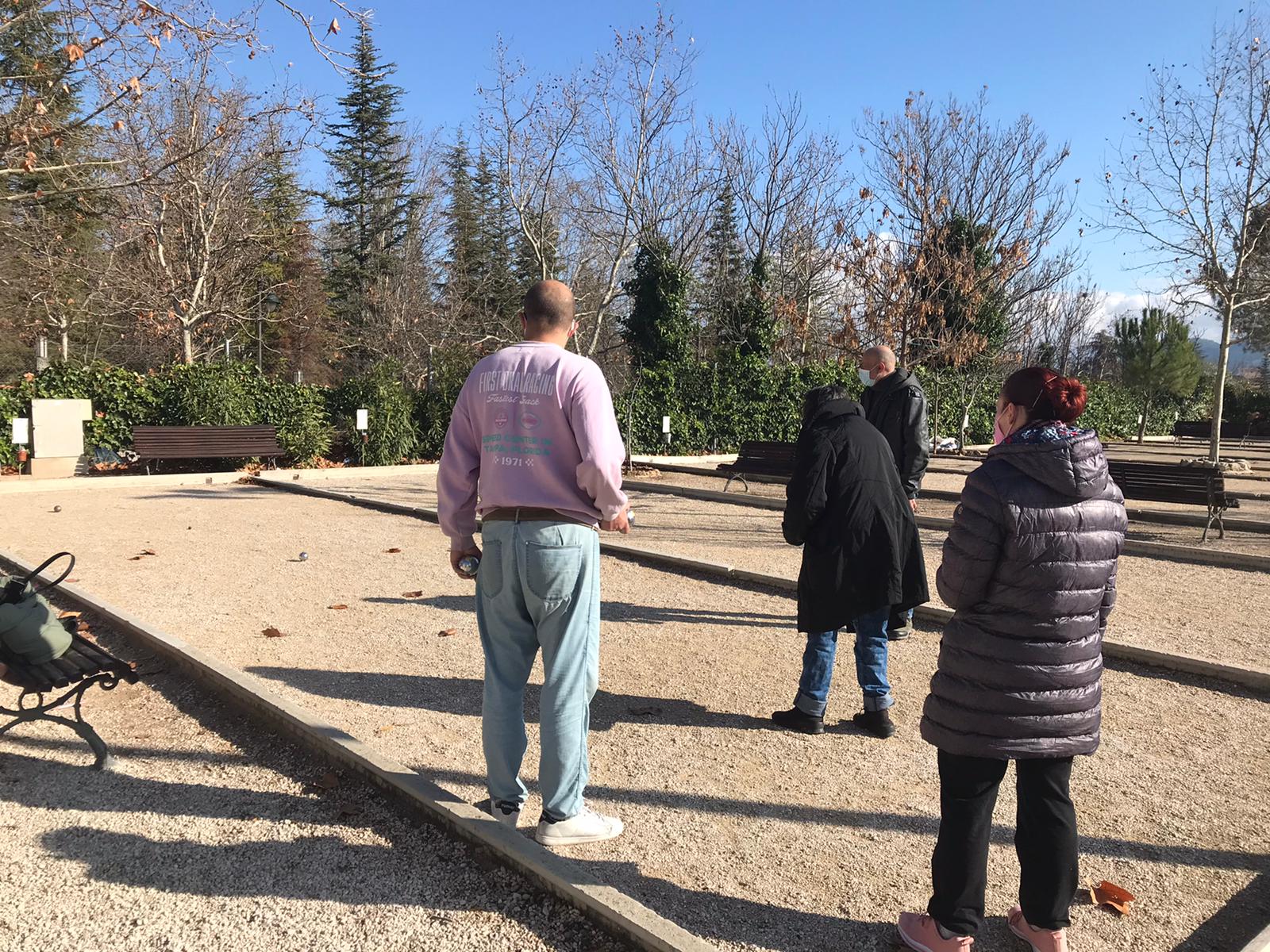 Usuarios del SASEM en Alcoy en la actividad de petanca