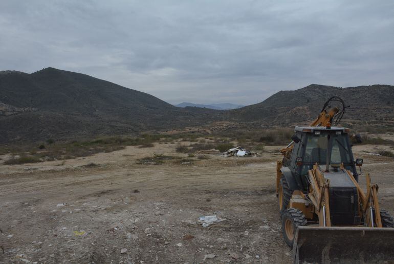 Trabajos de limpieza en la partida de La Melva en Elda 