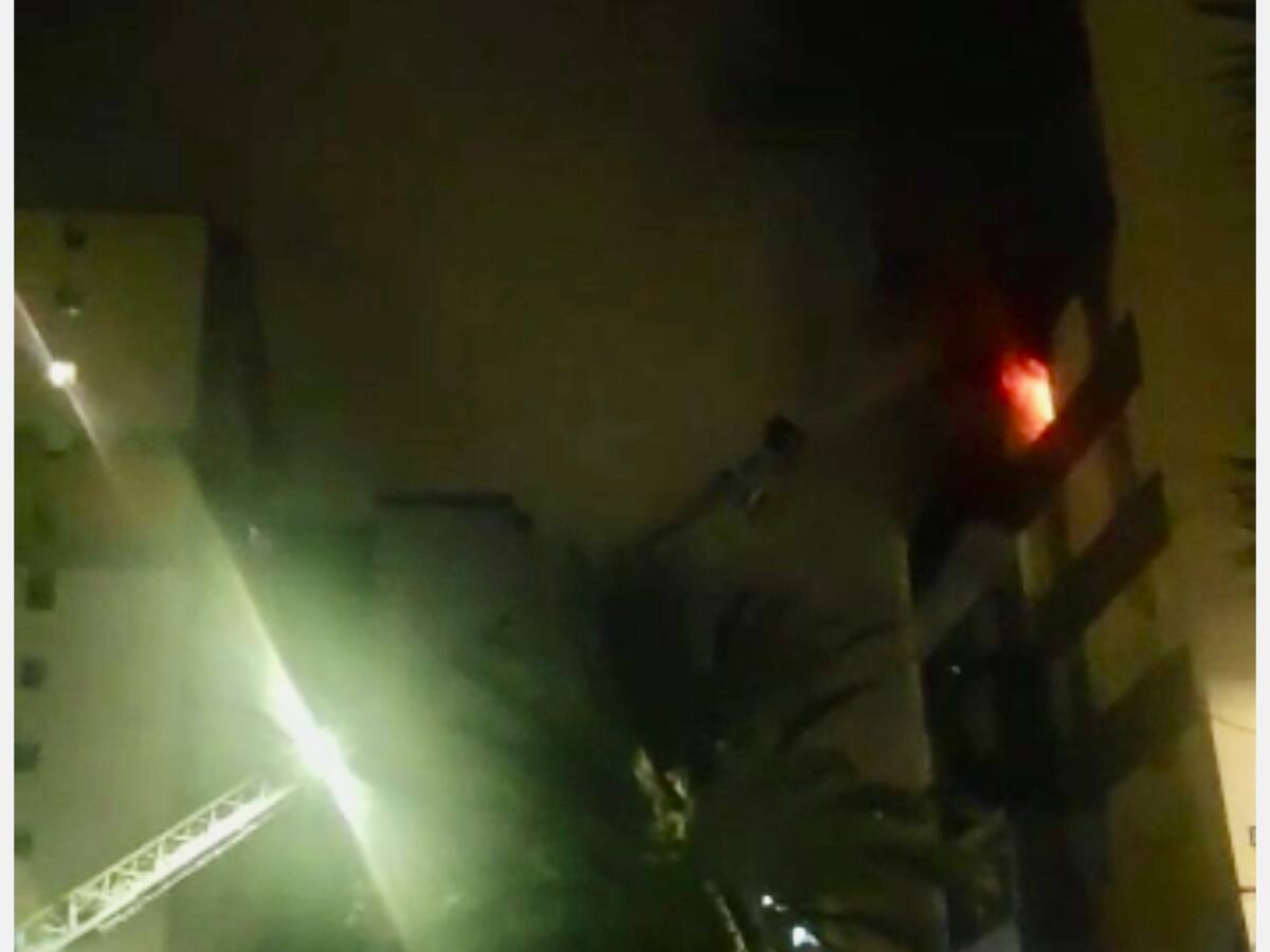 Los bomberos sofocan el incendio de un piso en la barriada Palma-Palmilla