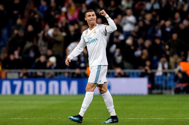 El delantero portugués del Real Madrid Cristiano Ronaldo celebra su gol, segundo del equipo ante el Borussia Dortmund