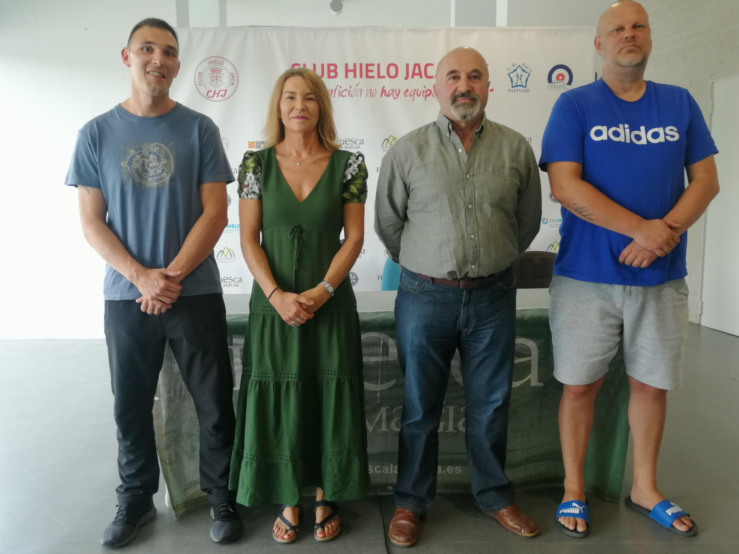 Joni Juhana Hannuksela (dcha), Elisabeth Martín-Mora y Guillermo Lope (izq), junto al presidente del Club Hielo Jaca