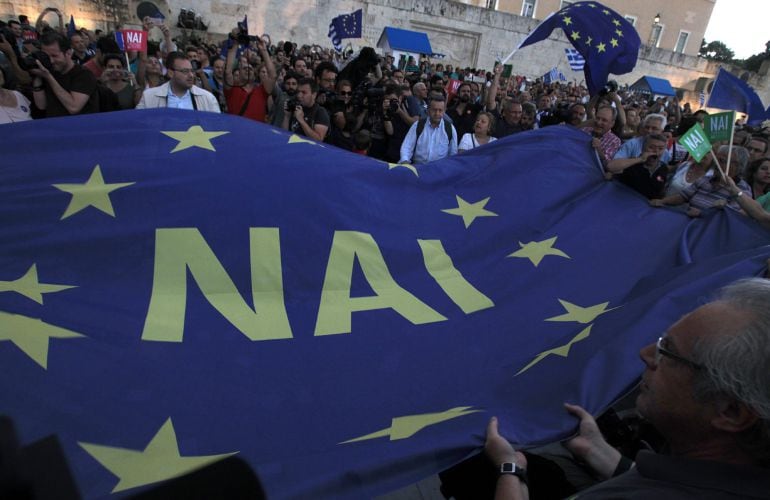 Manifestantes que apoyan el &quot;si&quot; en el referendo que se realizará en Grecia.