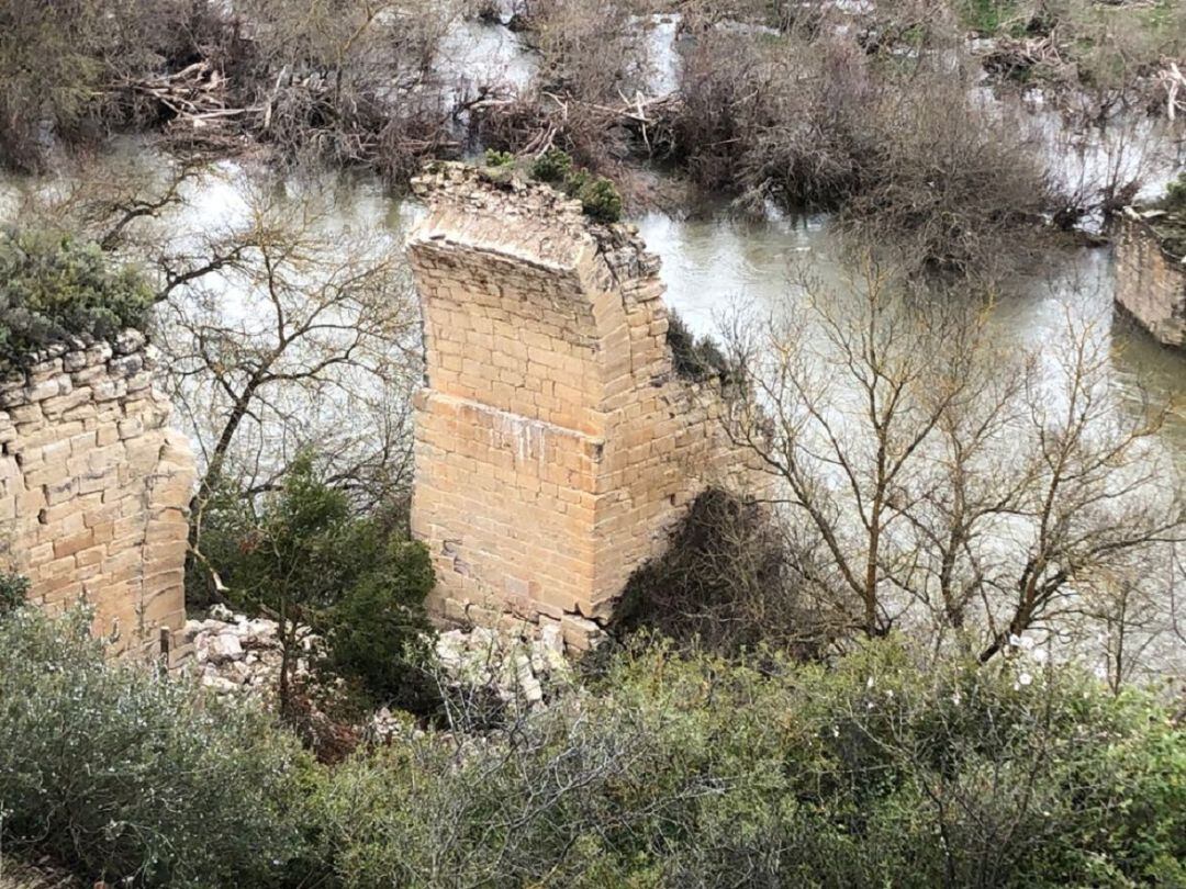 Arco derrumbado del Puente Mantible en el lado riojano.