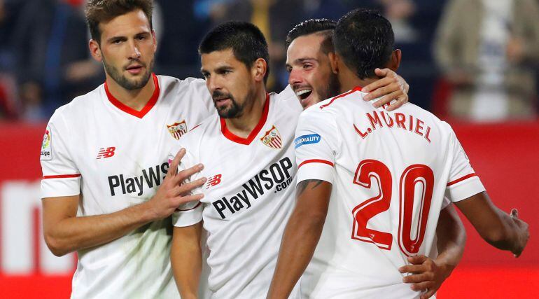 Los jugadores del Sevilla felicitan a Nolito tras marcarle al Celta.