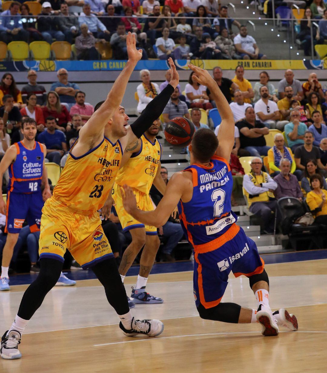El jugador del Valencia Basket Vanja Marinkovi (d) cae ente los jugadores del Herbalife Gran Canaria Beqa Burjanadze (i) y Stan Okoye durante el partido de la liga ACB que ambos equipos disputaron este domingo en el Gran Canaria Arena, en Las Palmas de Gran Canaria. 