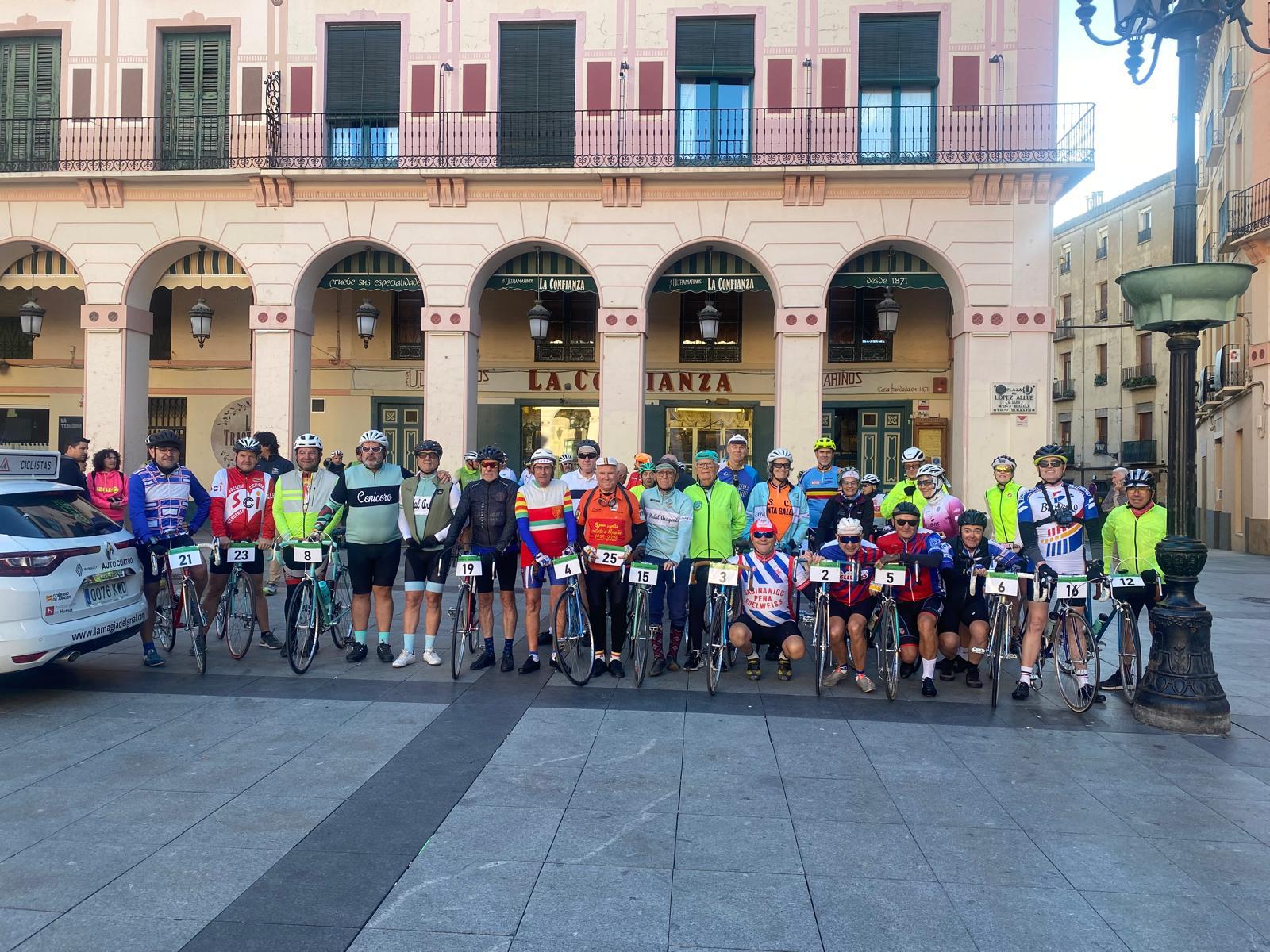 Participantes en la Cicloclásica Joaquín Costa en Huesca