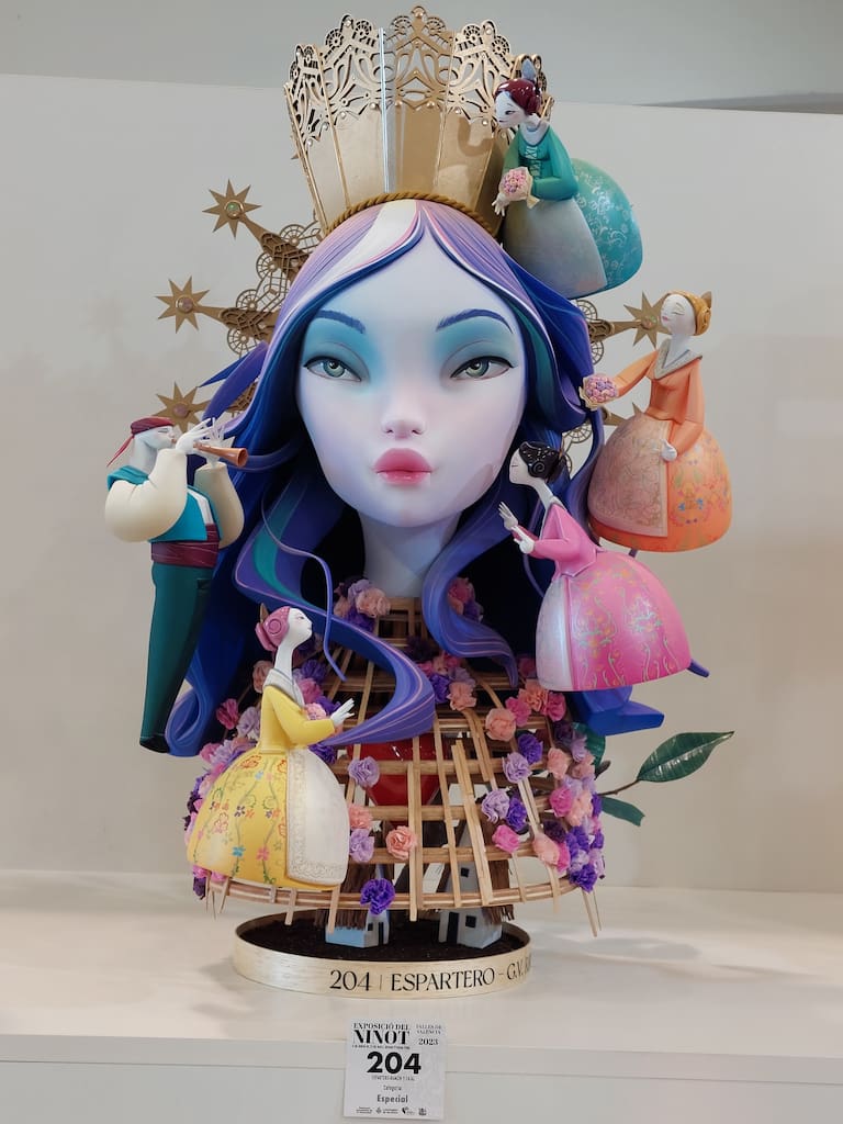 La Exposición del Ninot de las Fallas 2023 abre sus puertas con 750 figuras que rebosan diseño y sátira. Todas ellas quieren salvarse de las llamas gracias al voto popular.
