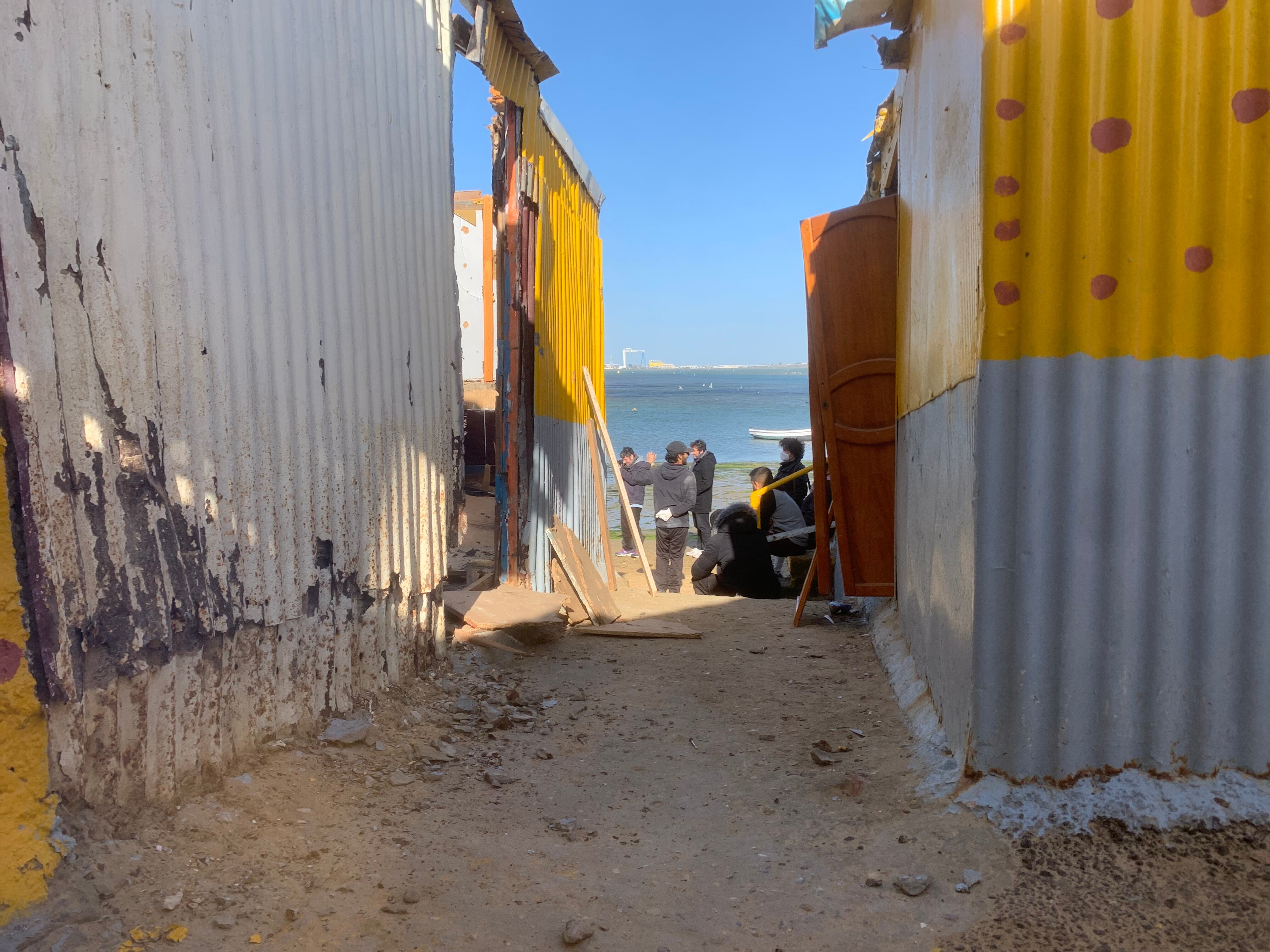 Algunos caseteros charlan junto al agua