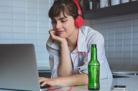 Una persona se toma una cerveza durante una videoconferencia 