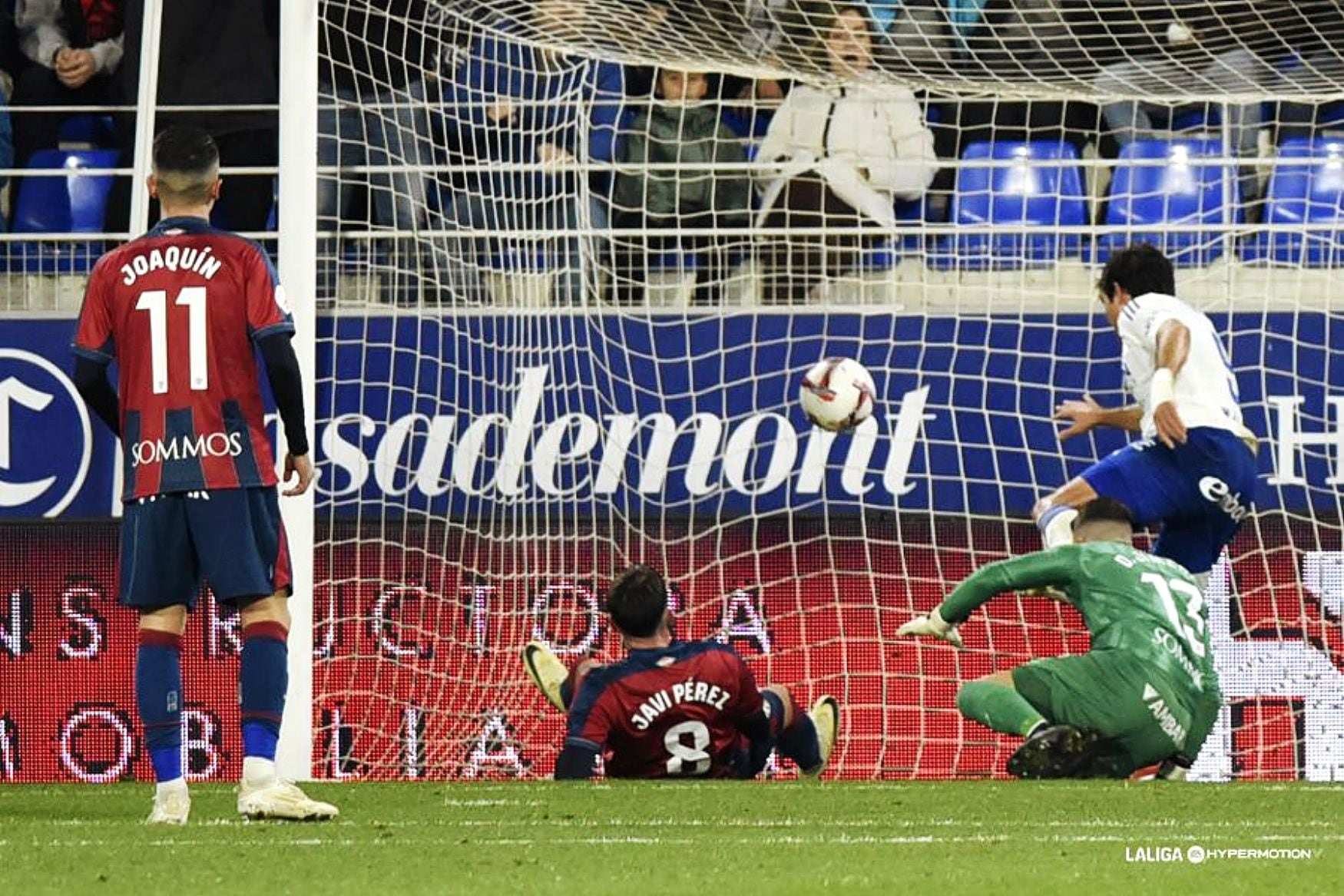 Iván Azón anotando el gol del empate del Zaragoza en Huesca.