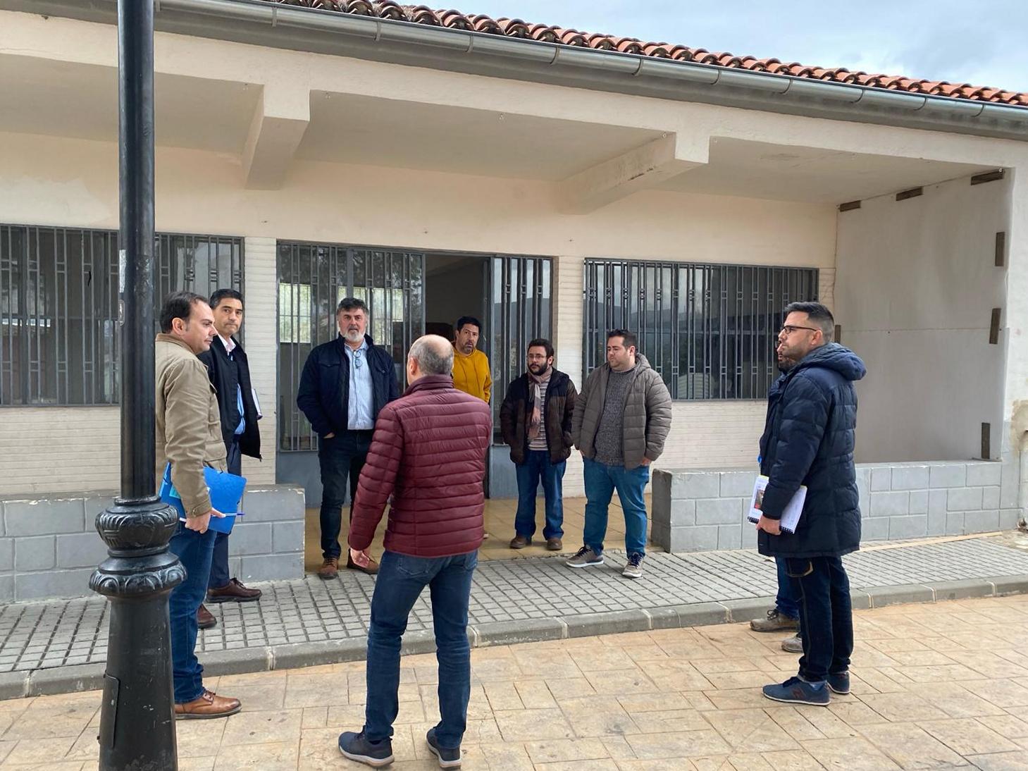 Los representantes del Ayuntamiento, la Diputación y la empresa adjudicataria a las puertas del centro social de Setla, tras la firma del acta de comprobación de replanteo de la obra.