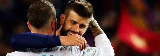 Piqué se abraza con Ramos al término del choque