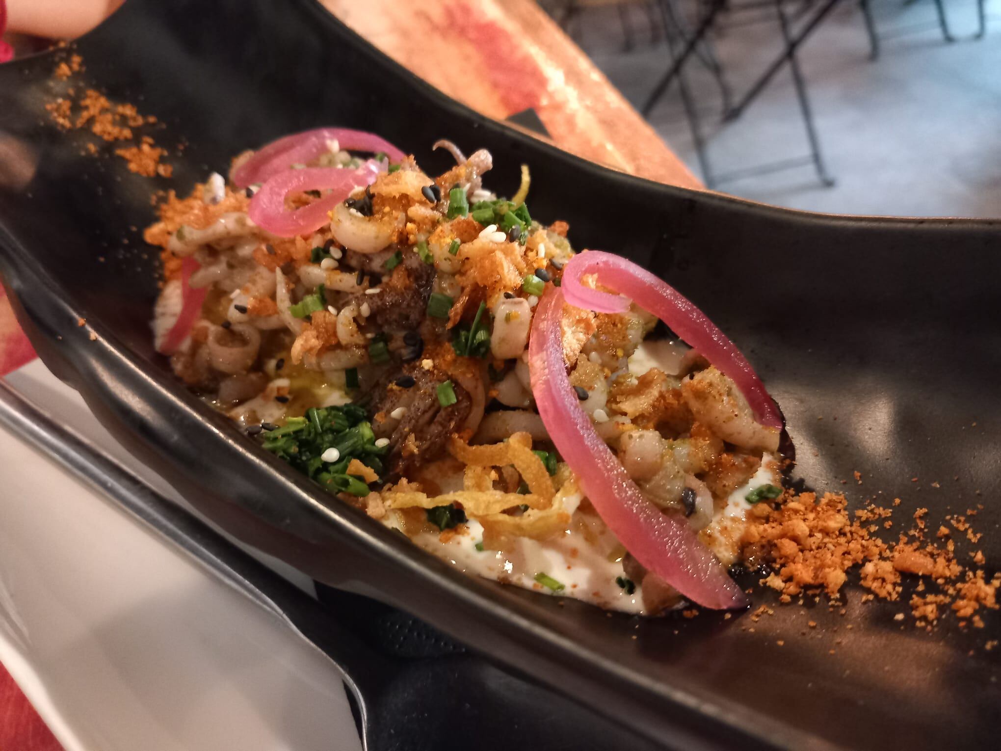 Nido de chipirón al wok con ajoblanco de coco y crujientes