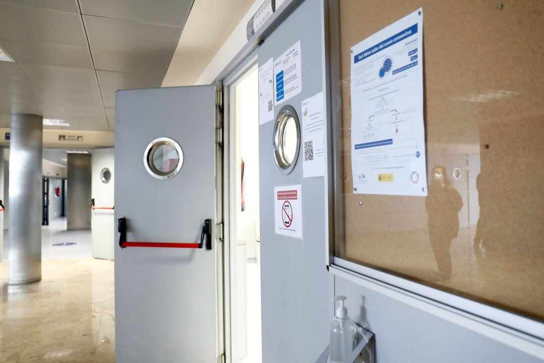 Indicaciones sobre COVID-19 en la puerta de una de las aulas de la Facultad de Ciencias de la Universidad Autónoma