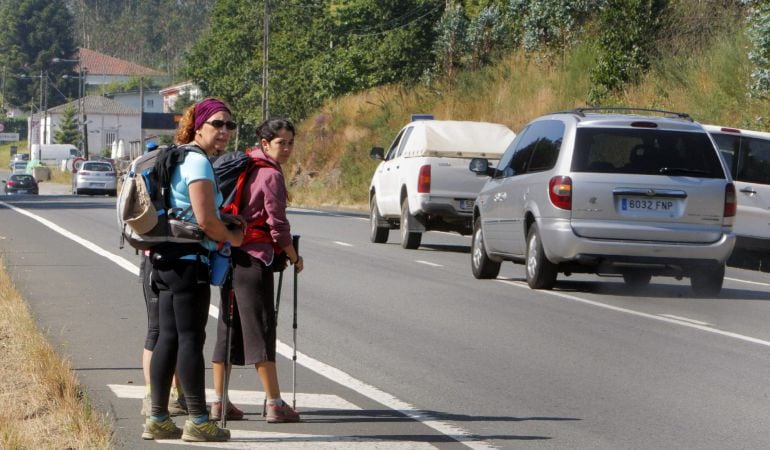 Unas peregrinas observan el tráfico