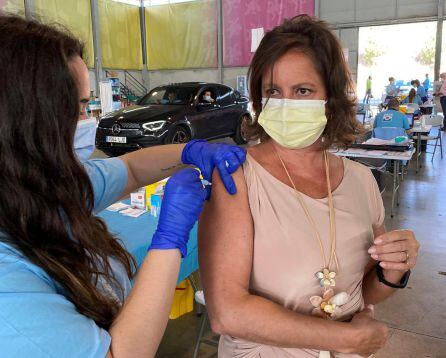 La nueva consejera de Salud y Consumo, Catalina García, en el momento en el que recibió la primera dosis de la vacuna contra la Covid19.