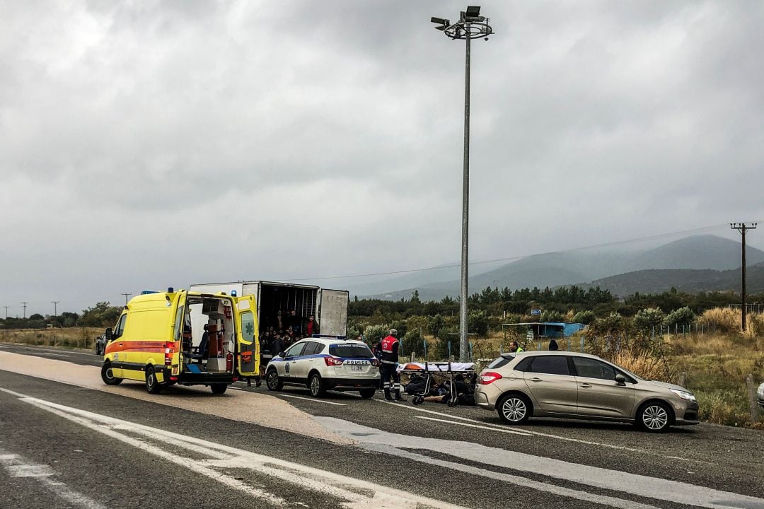 La policía y los servicios de emergencia trabajan donde se han encontrado a 41 migrantes en un camión refrigerado cerca de la localida griega de Xanthi