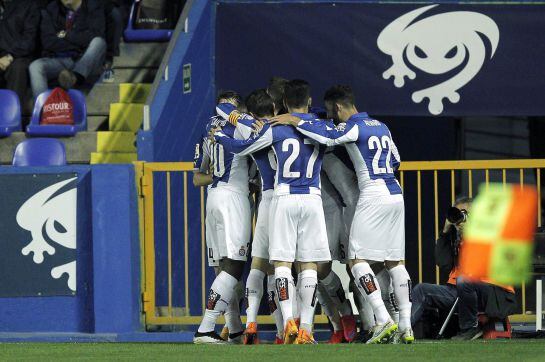 Los jugadores del Espanyol celebran el gol marcado por el centrocampista Lucas Vázquez