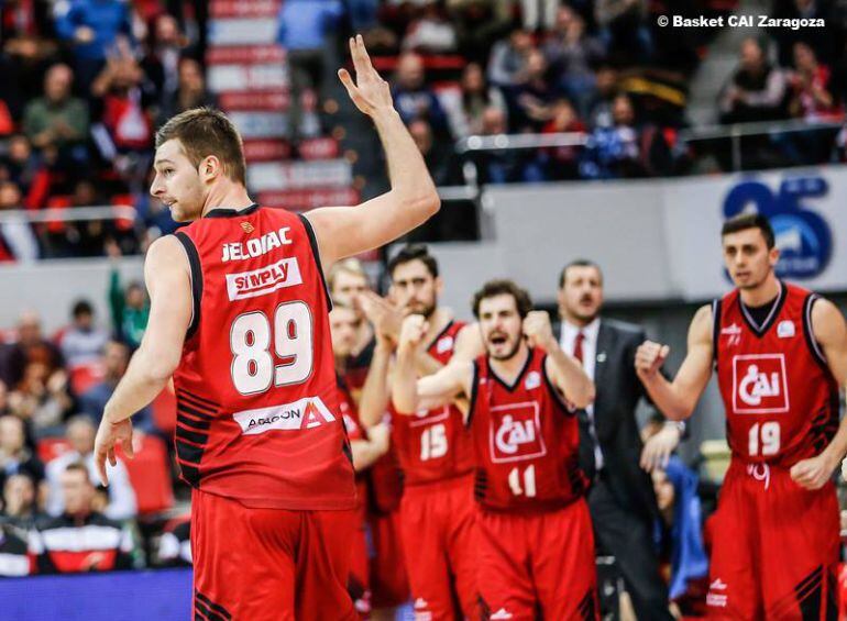 Los jugadores del CAI celebran una canasta en el partido jugado con el Szolnoki Olaj en el pabellón Príncipe Felipe