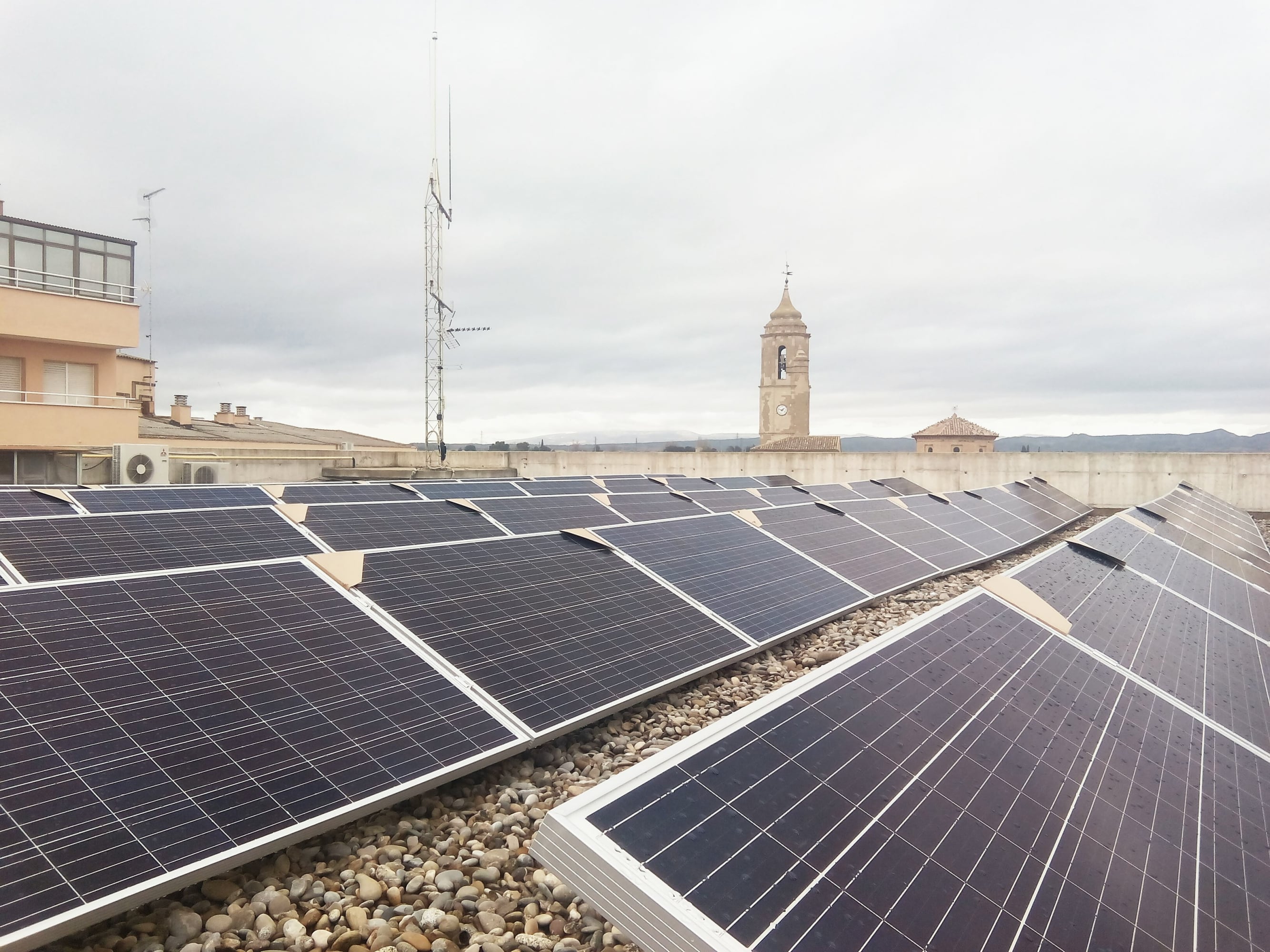 Un edificio con placas solares.