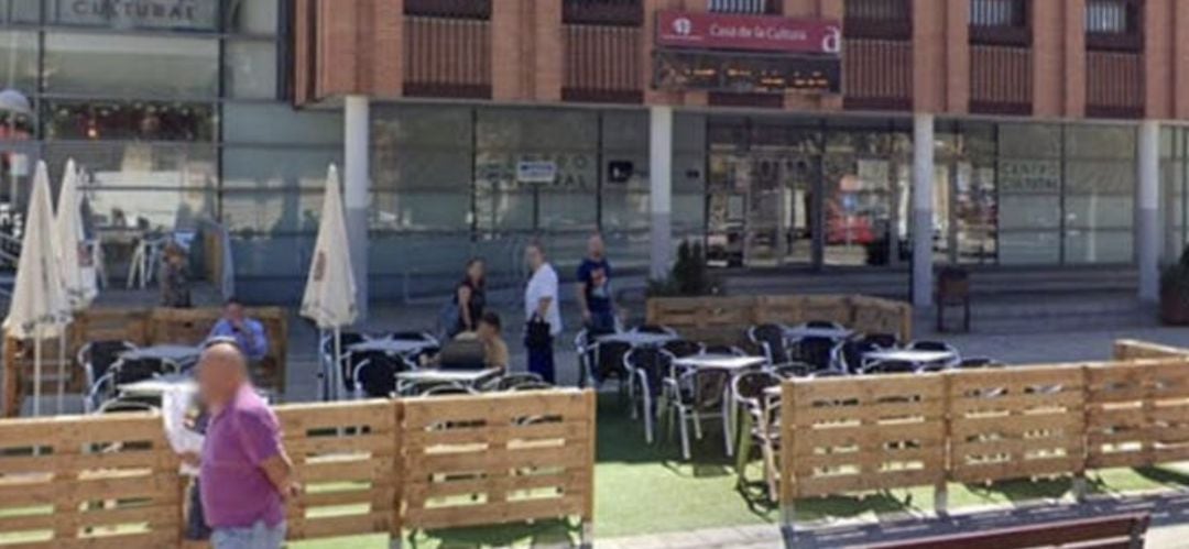 Imagen de archivo de la terraza que instala el bar-cafeteria de la Casa de la Cultura de Azuqueca