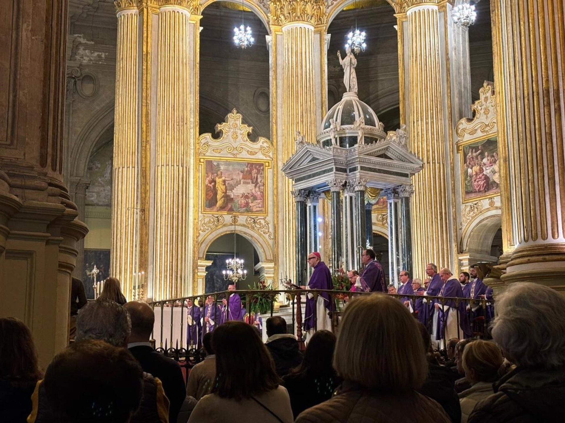 El obispo pide "unidad y comunión" de la sociedad durante la misa por las víctimas de Adamuz.