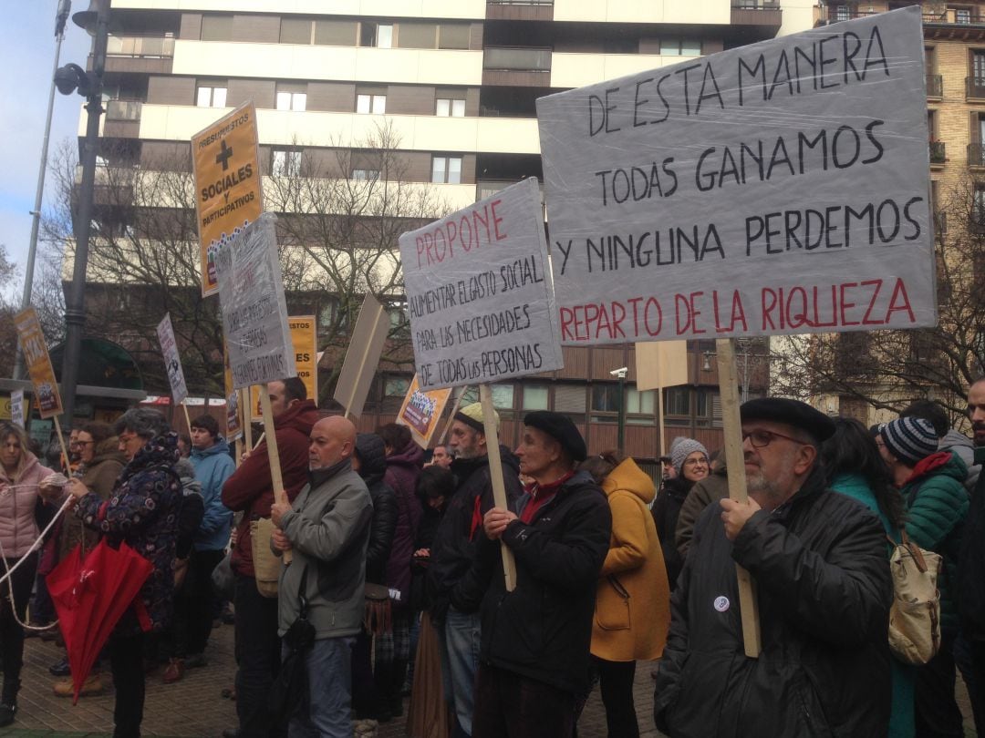 Manifestantes frente al Parlamento de Navarra