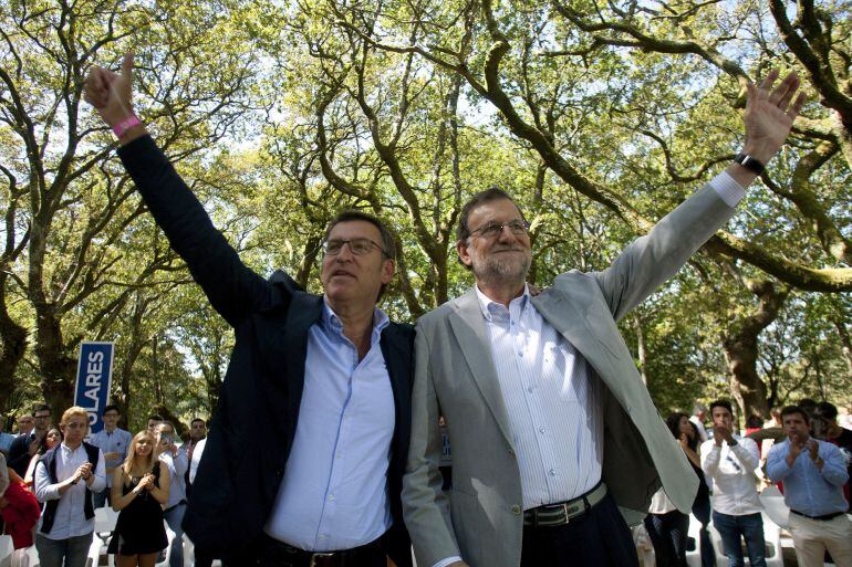 Feijoo y Rajoy saludan a la militancia congregada en la carballeira de Cotobade