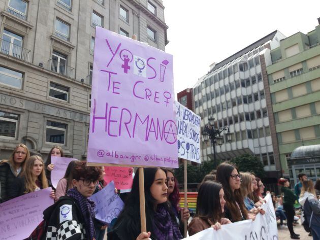 Momento de la manifestación a su salida desde La Escandalera. Oviedo