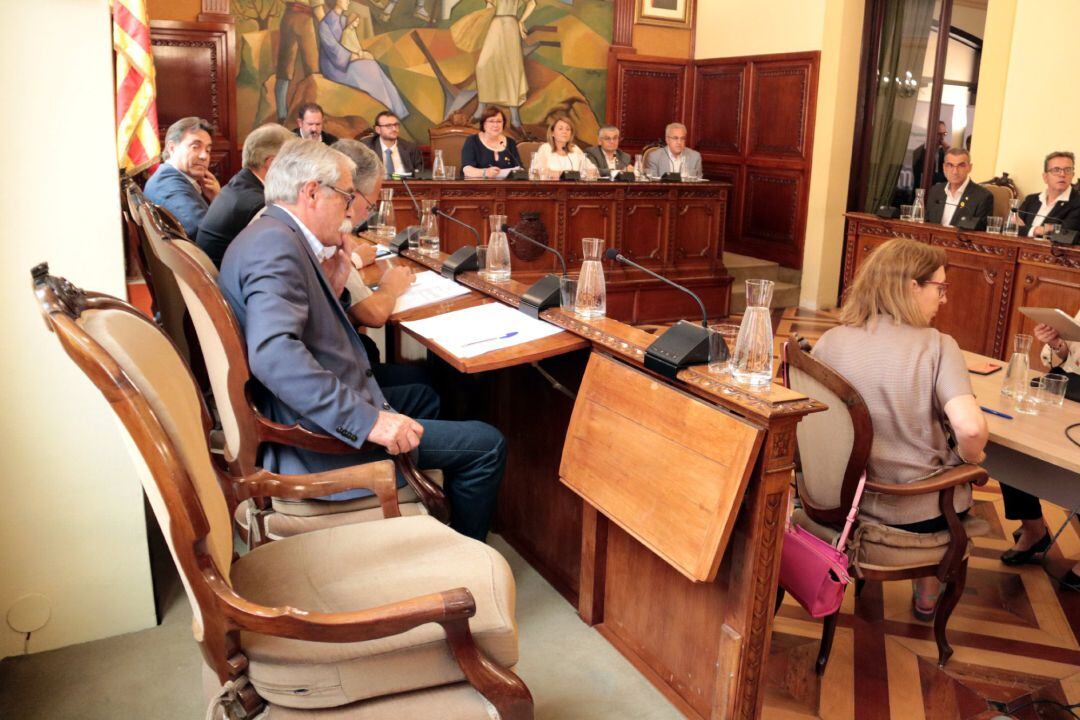 Imatge de la cadira buida on s&#039;havia d&#039;asseure el diputat Joan Reñé, durant el Ple de la Diputació de Lleida del 9 de juliol del 2019