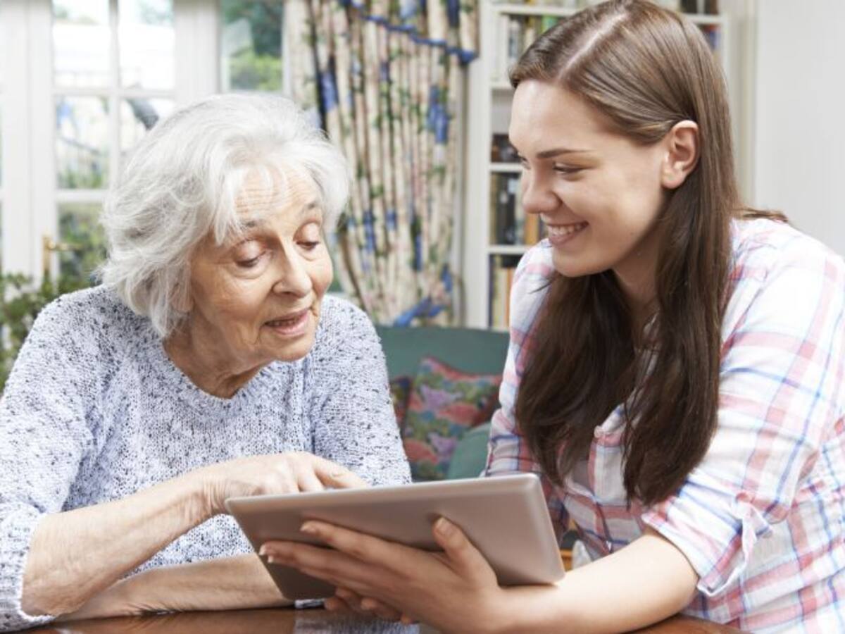 Abuelo y nieto graduados a la vez: la oportunidad que da el programa universitario de mayores
