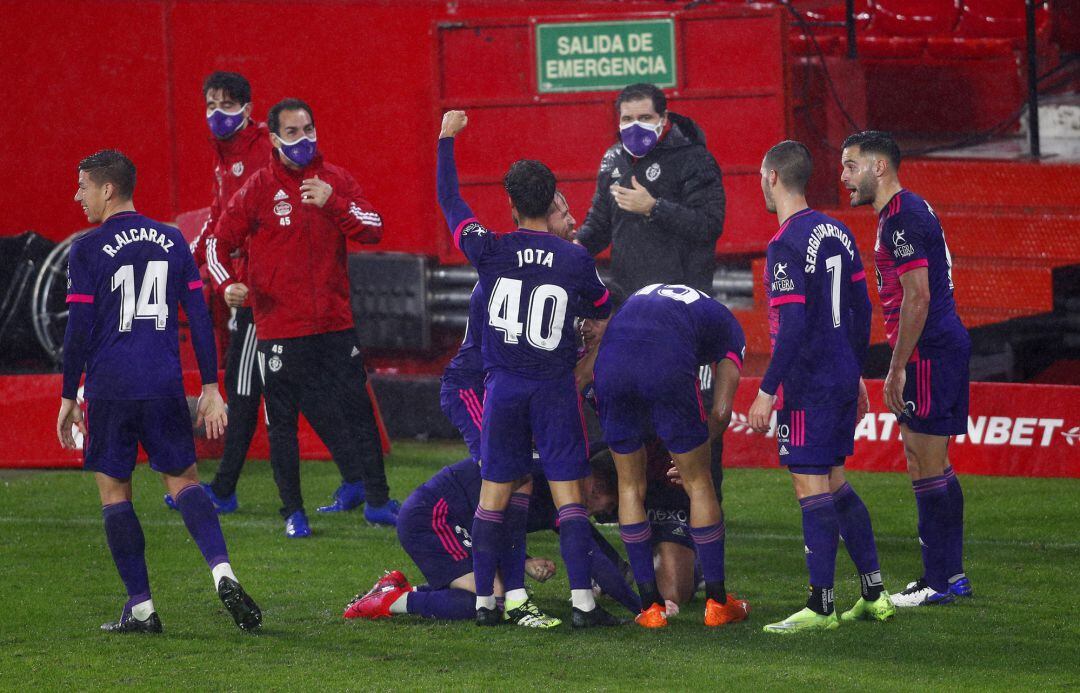 Los jugadores del Valladolid celebran el gol del empate en el Sánchez Pizjuán.