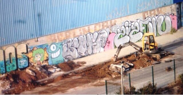 L'excavadora torna a tapar la rasa on es buscava els dos suposats cadàvers, després que la recerca dels Mossos de 5 hores hagi acabat sense trobar res