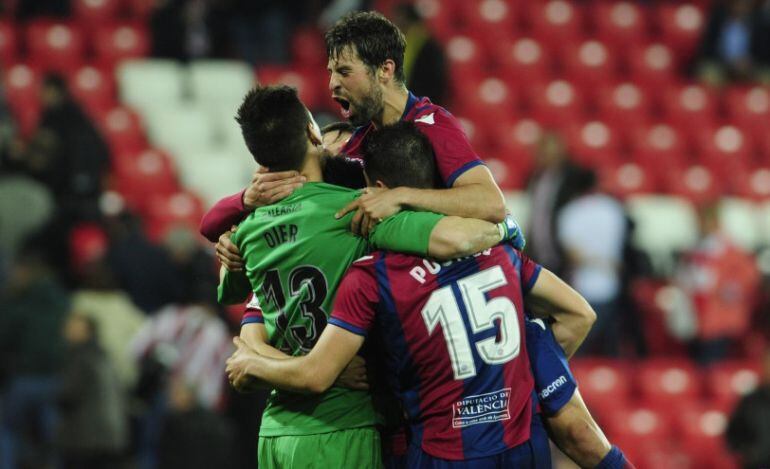 La plantilla del Levante celebra la victoria en San Mamés