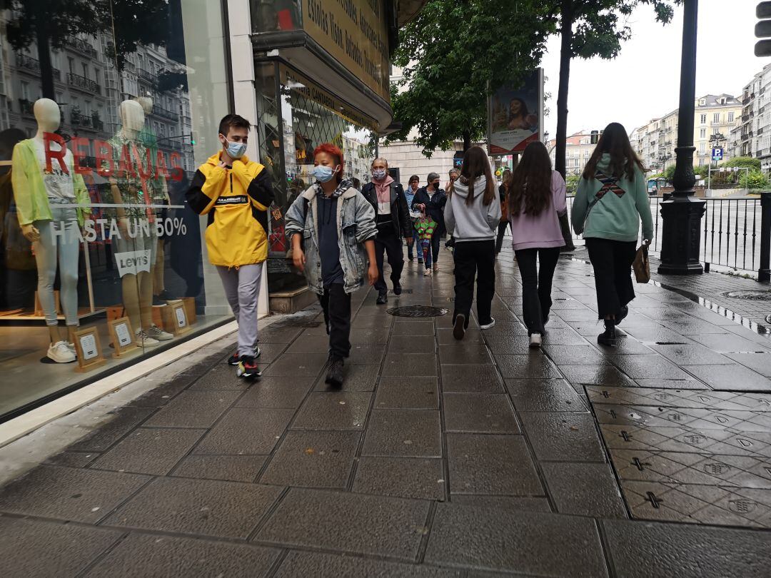 Jóvenes paseando por Santander.