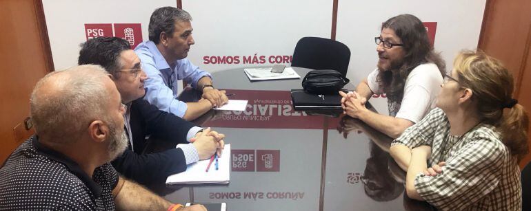 Concejales del PSOE reunidos con representantes de personal del Hotel Atlántico