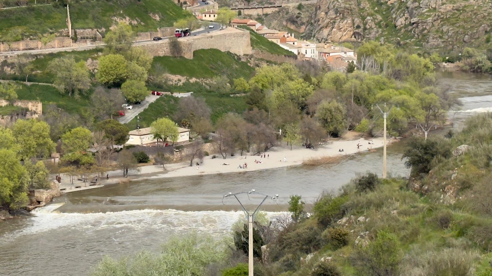 La crecida del río Tajo deja una imagen inusual en Toledo