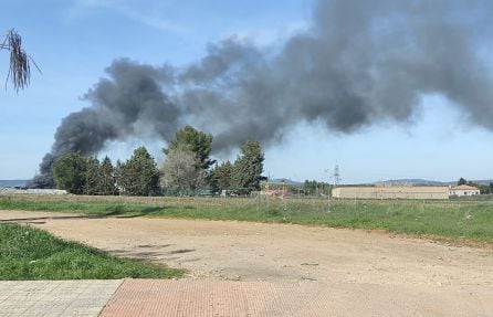 Columna de humo que se veía desde el final del PAU en dirección al camino de los Caleros