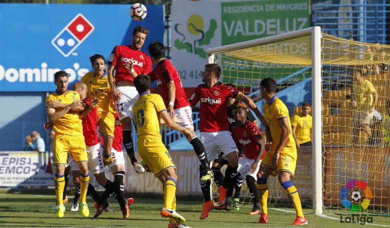 Alex López refusa una pilota en defensa.