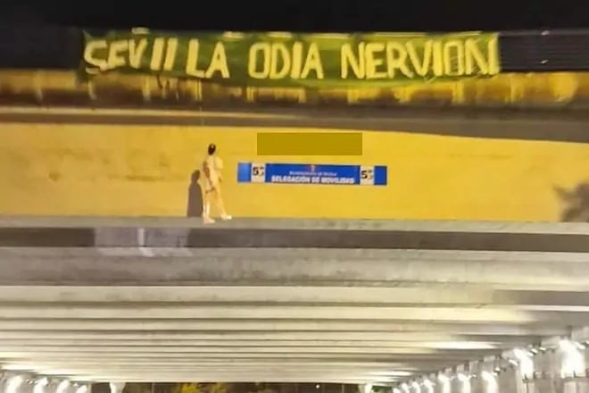 La pancarta y el muñeco con la camiseta de Joan Jordán, en un puente de Sevilla (RR.SS.)