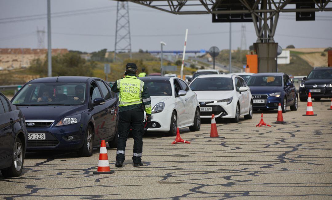 Un guardia civil de Tráfico da el alto durante un control en la carretera R5 km 20, en Madrid (España).