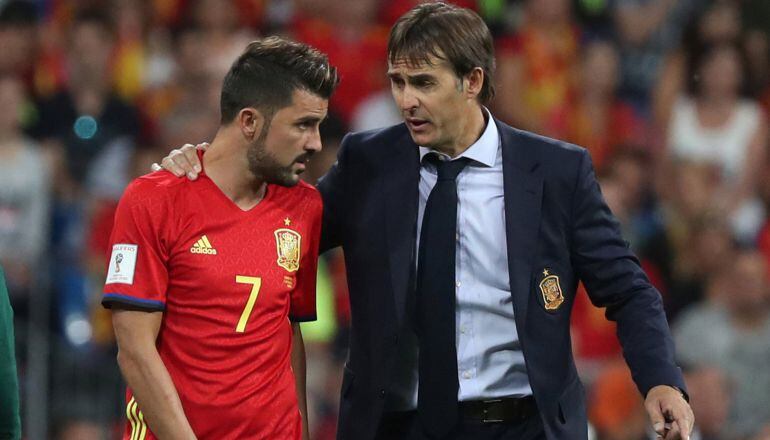 Lopetegui junto a David Villa durante el encuentro ante Italia