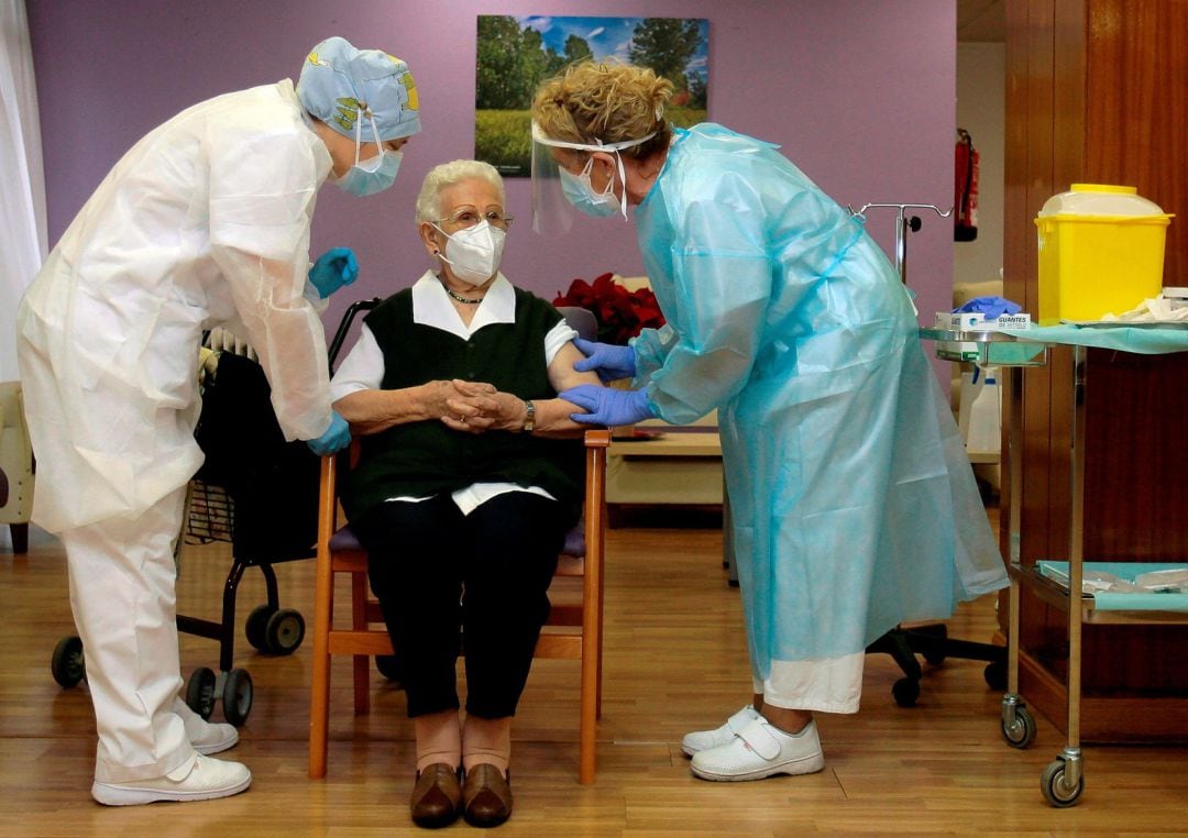 Imagen del histórico momento en que Araceli, de 96 años, recibe la primera vacuna del coronavirus en España.