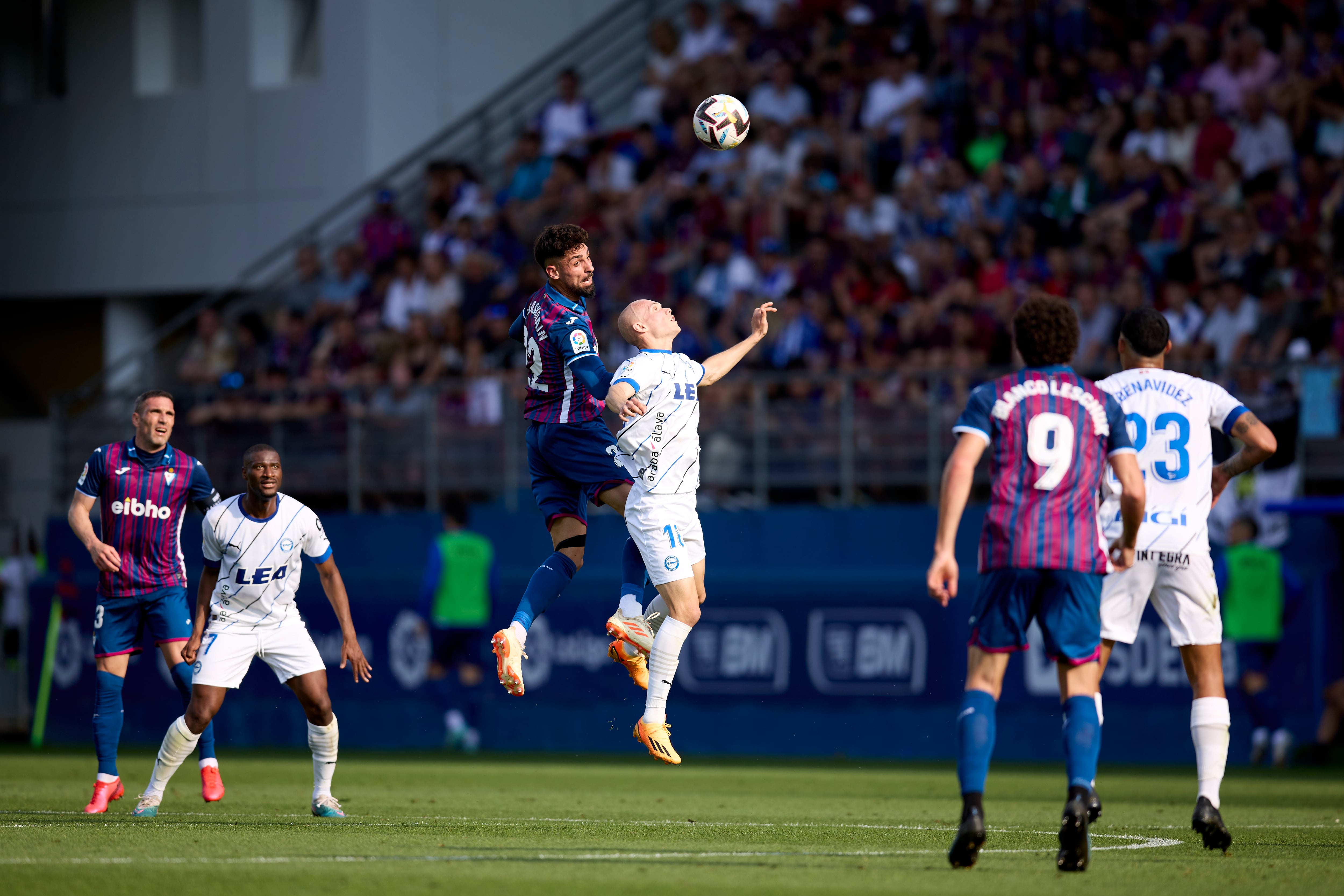 Nolaskoain y Guridi pelean el balón durante el Eibar-Alavés