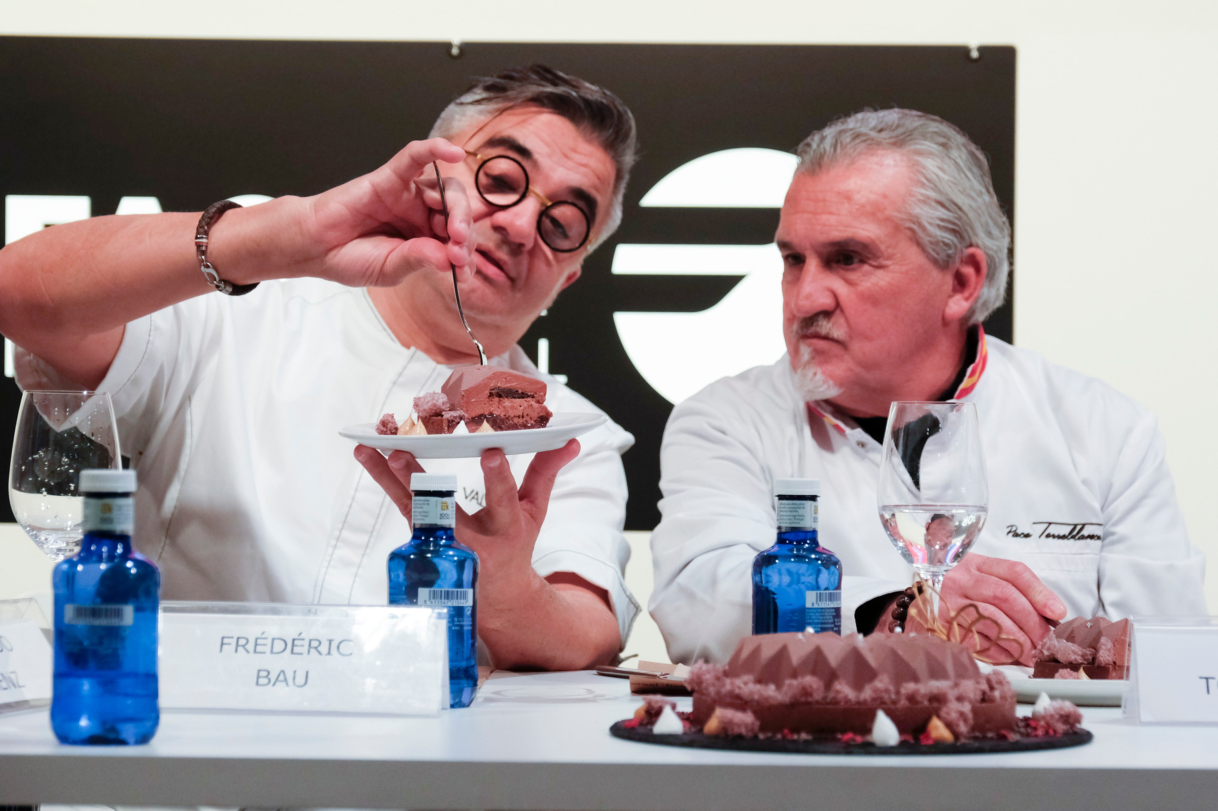 Los maestros pasteeros Frédéric Bau y Paco Torreblanca, deliberando durante el concurso.