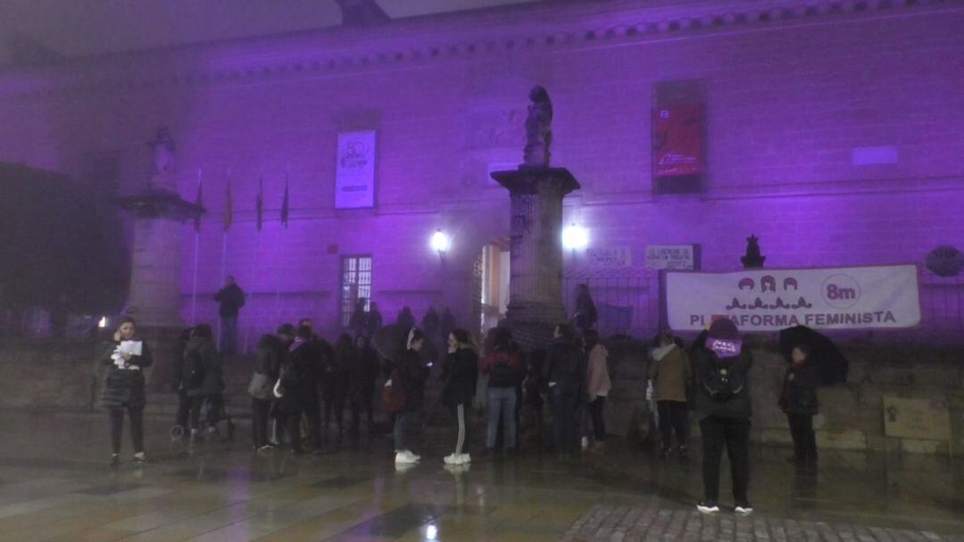 Mujeres de la Plataforma Feminista 8M ante el Hospital de Santiago