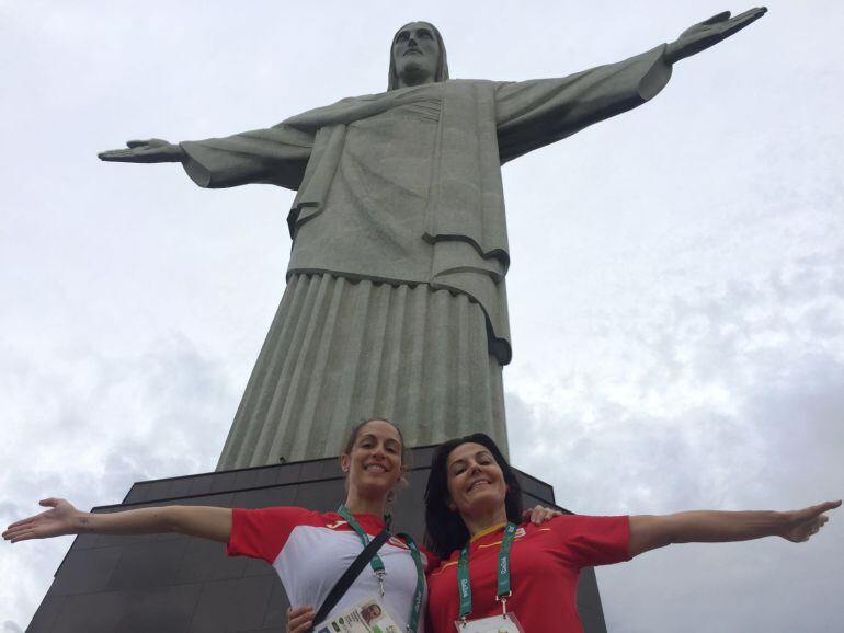 Carolina Rodríguez y su entrenadora Ruth Fernández posan a los pies del Cristo del Corcovado en Río de Janeiro