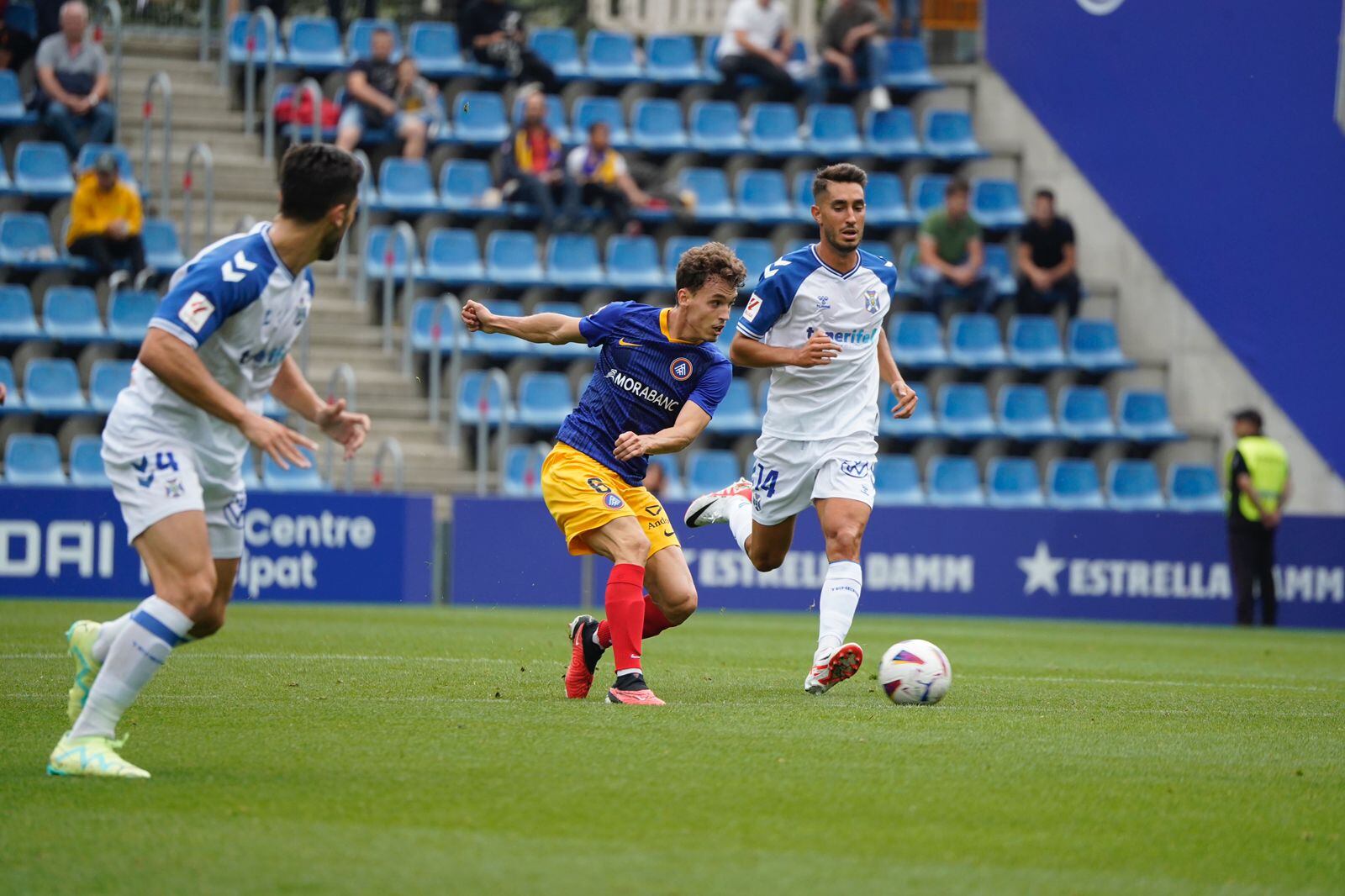 Orellana juga una pilota en un instant del partit contra el Tenerife.