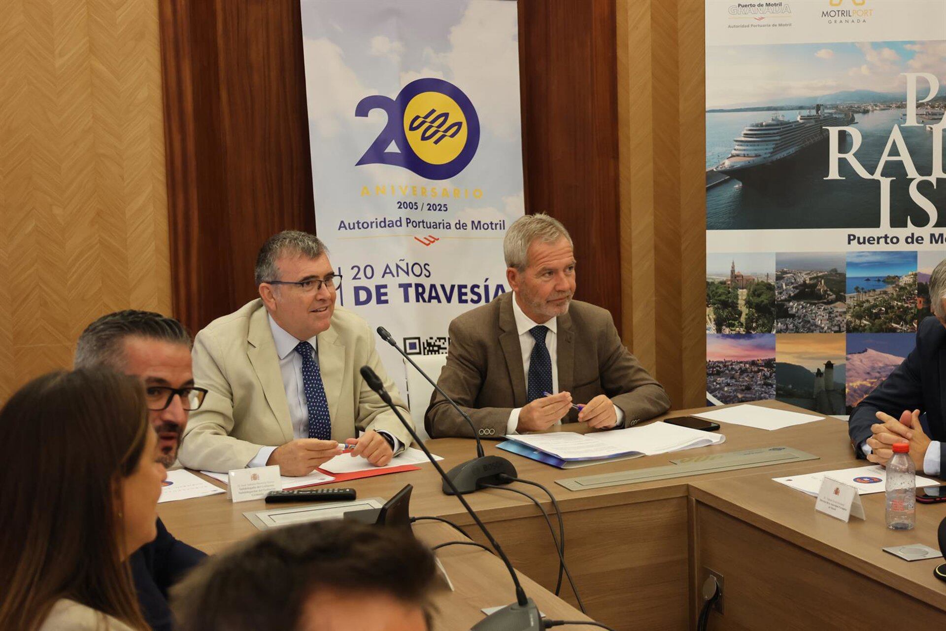 El presidente del Puerto de Motril, José García Fuentes junto con el Subdelegado del Gobierno, José  Antonio Montilla durante el balance de la OPE 2025