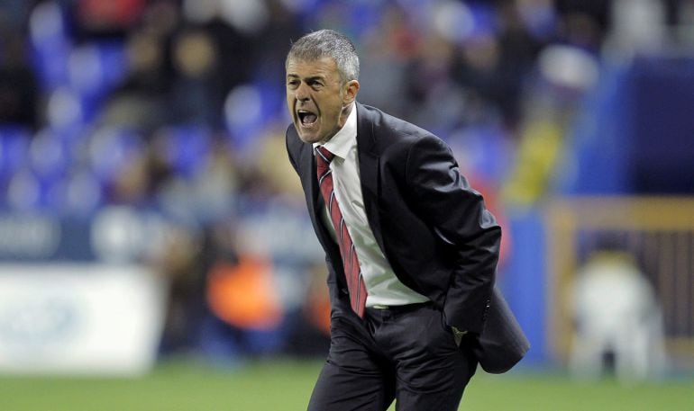 GRA414. VALENCIA, 07/04/2015.- El entrenador del Levante UD, Lucas Alcaráz, da instrucciones a sus jugadores ante el Sevilla FC durante el partido de Liga en Primera División que están disputando esta noche en el estadio Ciutat de Valencia. EFE/Manuel Bruque